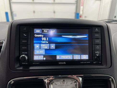 Used 2014 Chrysler Town & Country Touring FWD image 9