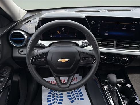 Used 2025 Chevrolet Trax LT FWD image 14