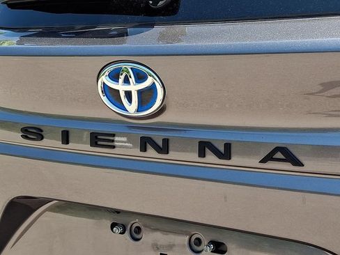 Used 2021 Toyota Sienna XLE FWD image 35