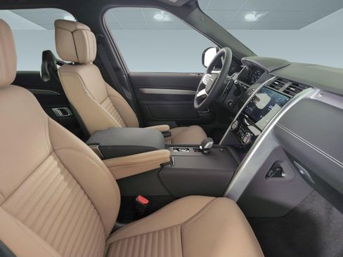 Certified 2025 Land Rover Discovery Dynamic SE image 19