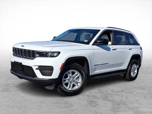 Certified 2023 Jeep Grand Cherokee Laredo image 1