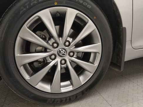 Used 2015 Toyota Camry XLE image 31