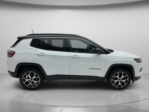 Used 2025 Jeep Compass Limited AWD/4WD image 2