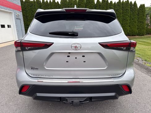Used 2024 Toyota Highlander XLE AWD/4WD image 4