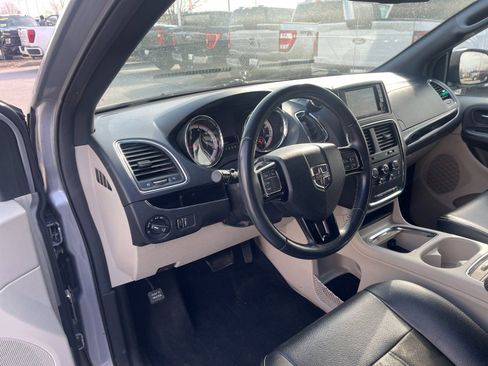 Used 2019 Dodge Grand Caravan SXT image 11