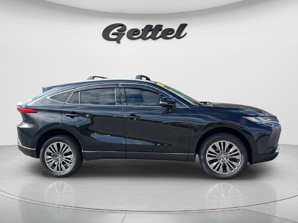 Used 2023 Toyota Venza XLE AWD/4WD image 4