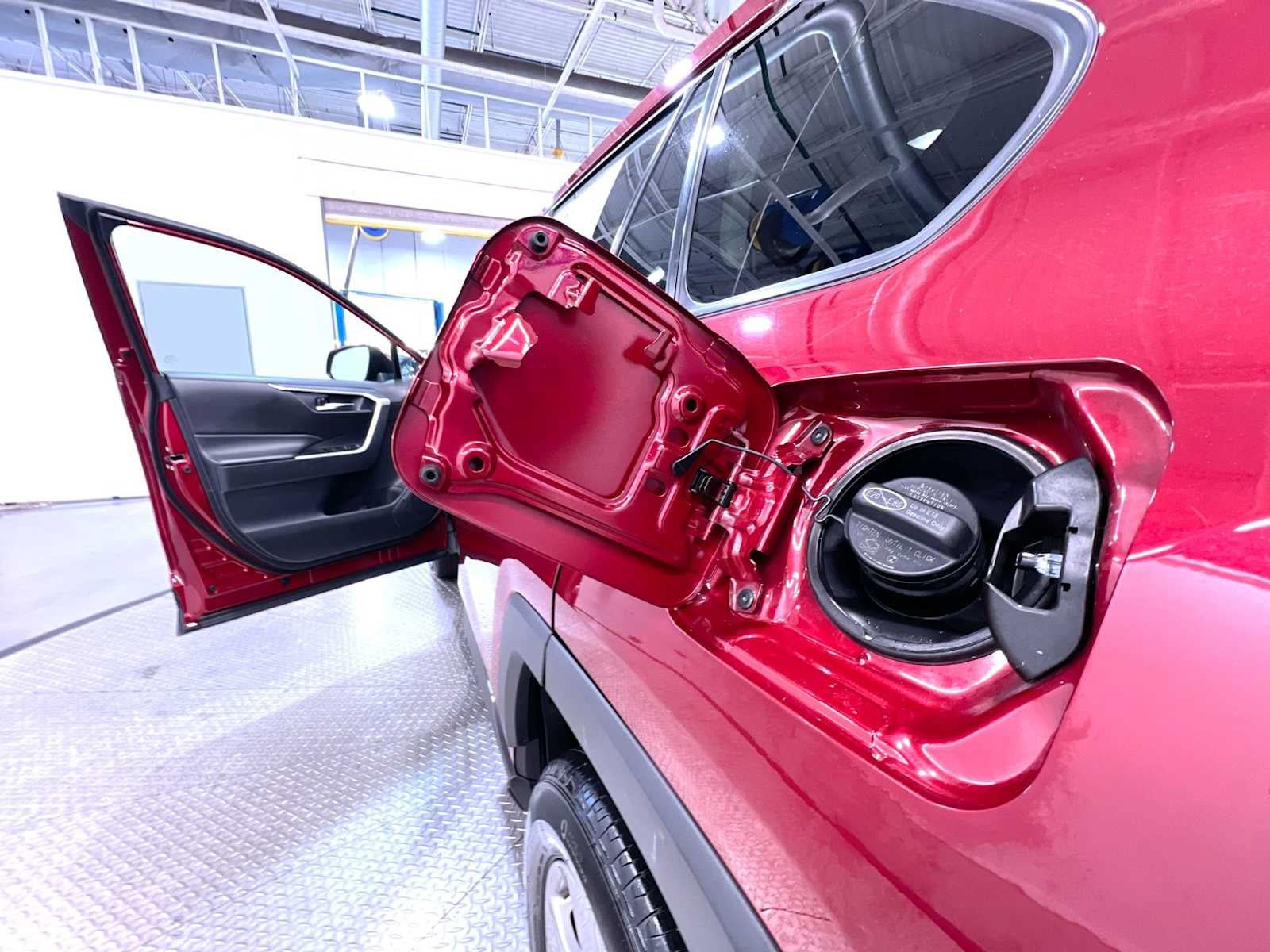 Used 2025 Toyota RAV4 XLE AWD/4WD image 40