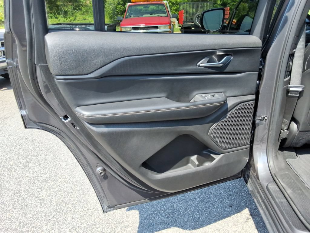 Used 2025 Jeep Grand Cherokee L Altitude RWD image 17