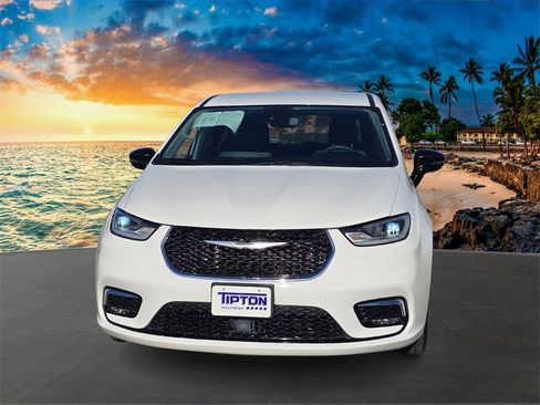 Used 2024 Chrysler Pacifica Touring-L image 2