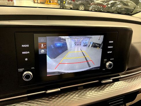 Used 2024 Kia Carnival LX FWD image 40