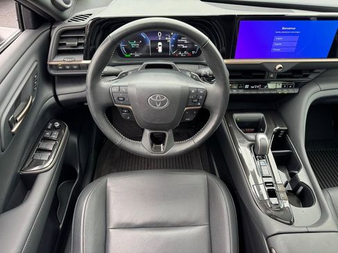 Used 2025 Toyota Crown Signia Limited image 18