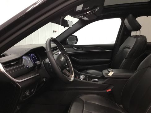 Used 2024 Jeep Grand Cherokee Limited w/ Luxury Tech Group II AWD/4WD image 7