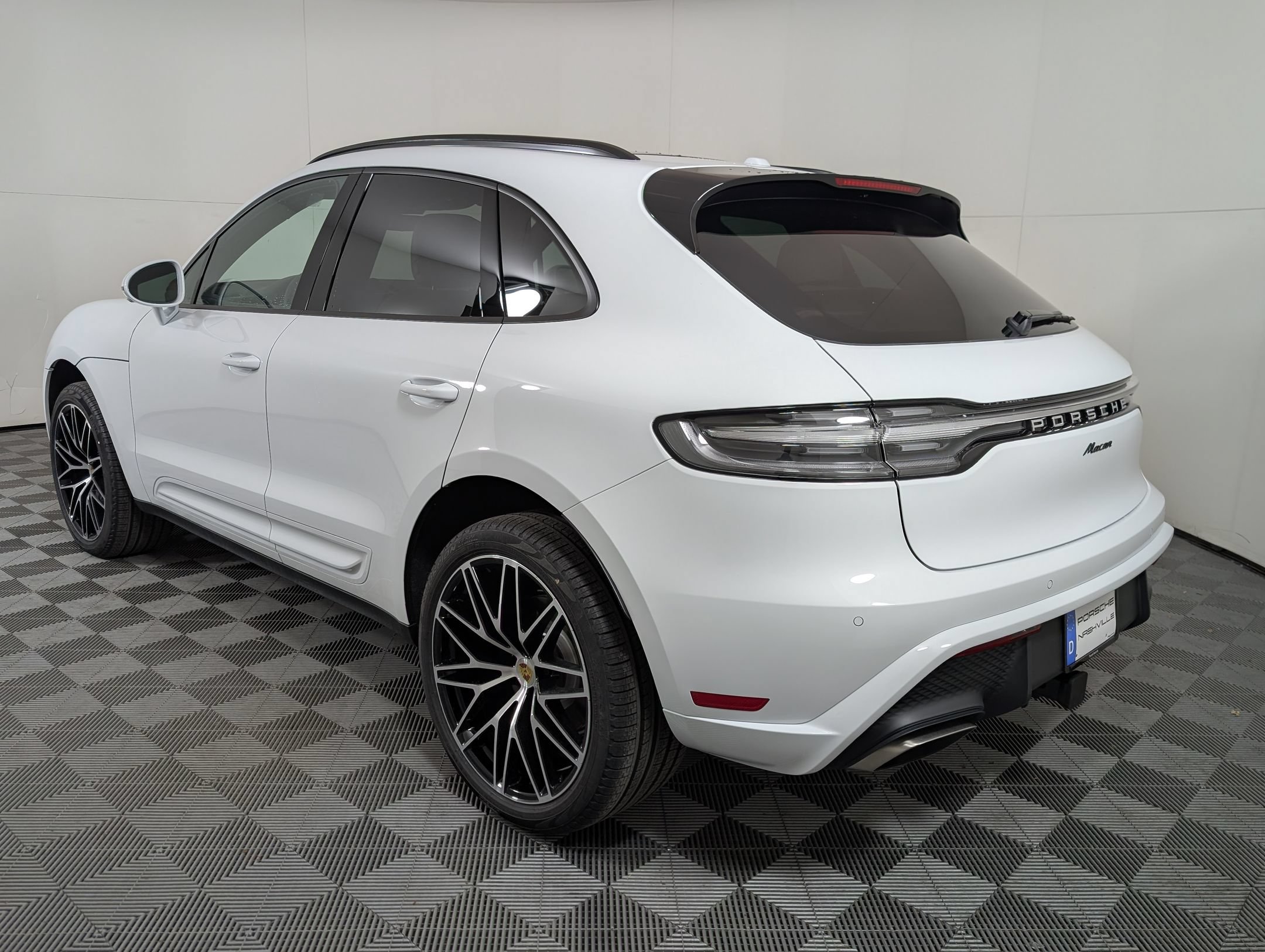 Certified 2026 Porsche Macan AWD/4WD image 3
