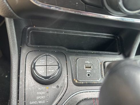 Used 2020 Jeep Cherokee Trailhawk AWD/4WD image 19