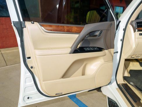 Used 2021 Lexus LX 570 4WD w/ Luxury Package image 25