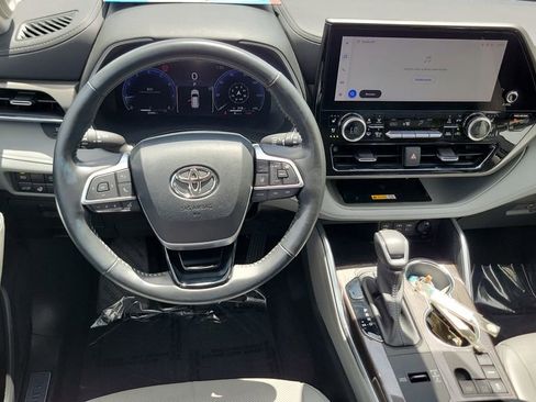 Used 2023 Toyota Highlander Limited image 20