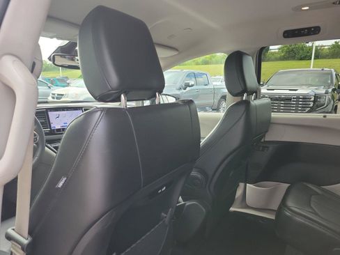 Used 2024 Chrysler Pacifica Touring-L FWD image 14
