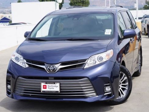 Used 2018 Toyota Sienna XLE w/ XLE Navigation Package FWD image 4