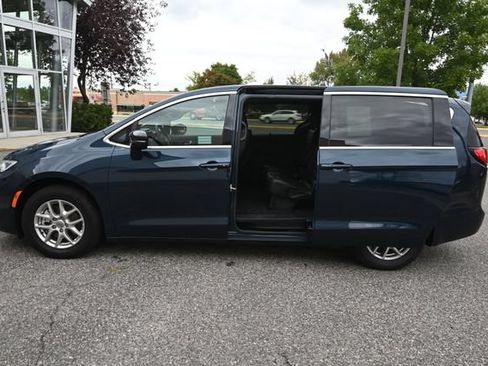 Used 2025 Chrysler Pacifica Select FWD image 3