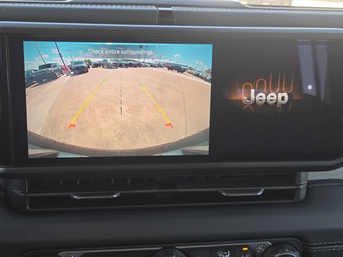 Used 2025 Jeep Wrangler Unlimited Sahara AWD/4WD image 20