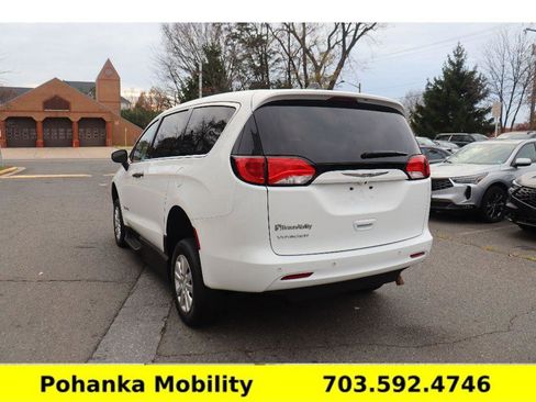 Used 2020 Chrysler Voyager L image 7