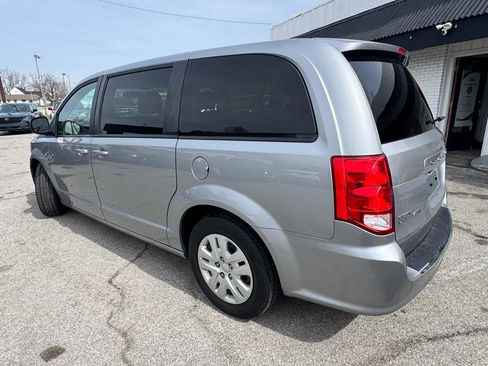 Used 2018 Dodge Grand Caravan SE w/ UConnect Hands-Free Group image 4