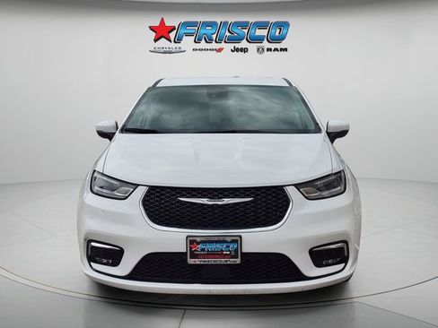 Used 2023 Chrysler Pacifica Touring-L FWD image 2