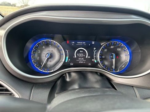 Used 2024 Chrysler Pacifica Touring-L image 7