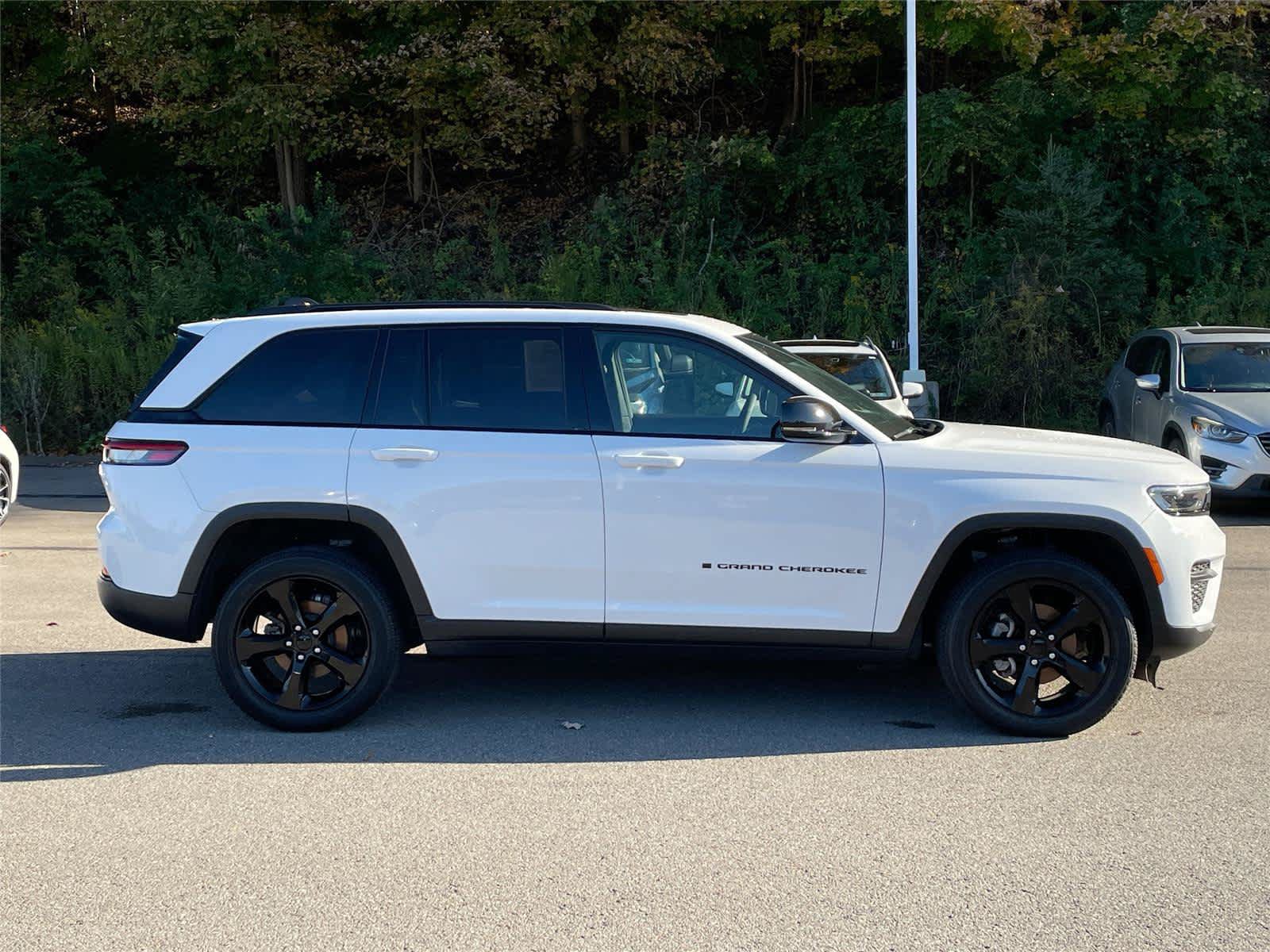 Used 2023 Jeep Grand Cherokee Altitude AWD/4WD image 6