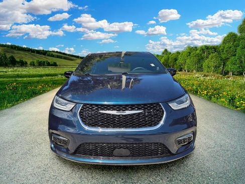 Used 2025 Chrysler Pacifica Select FWD image 2