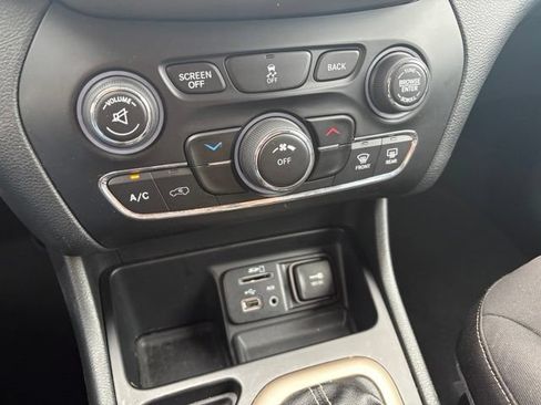 Used 2015 Jeep Cherokee Latitude FWD image 30