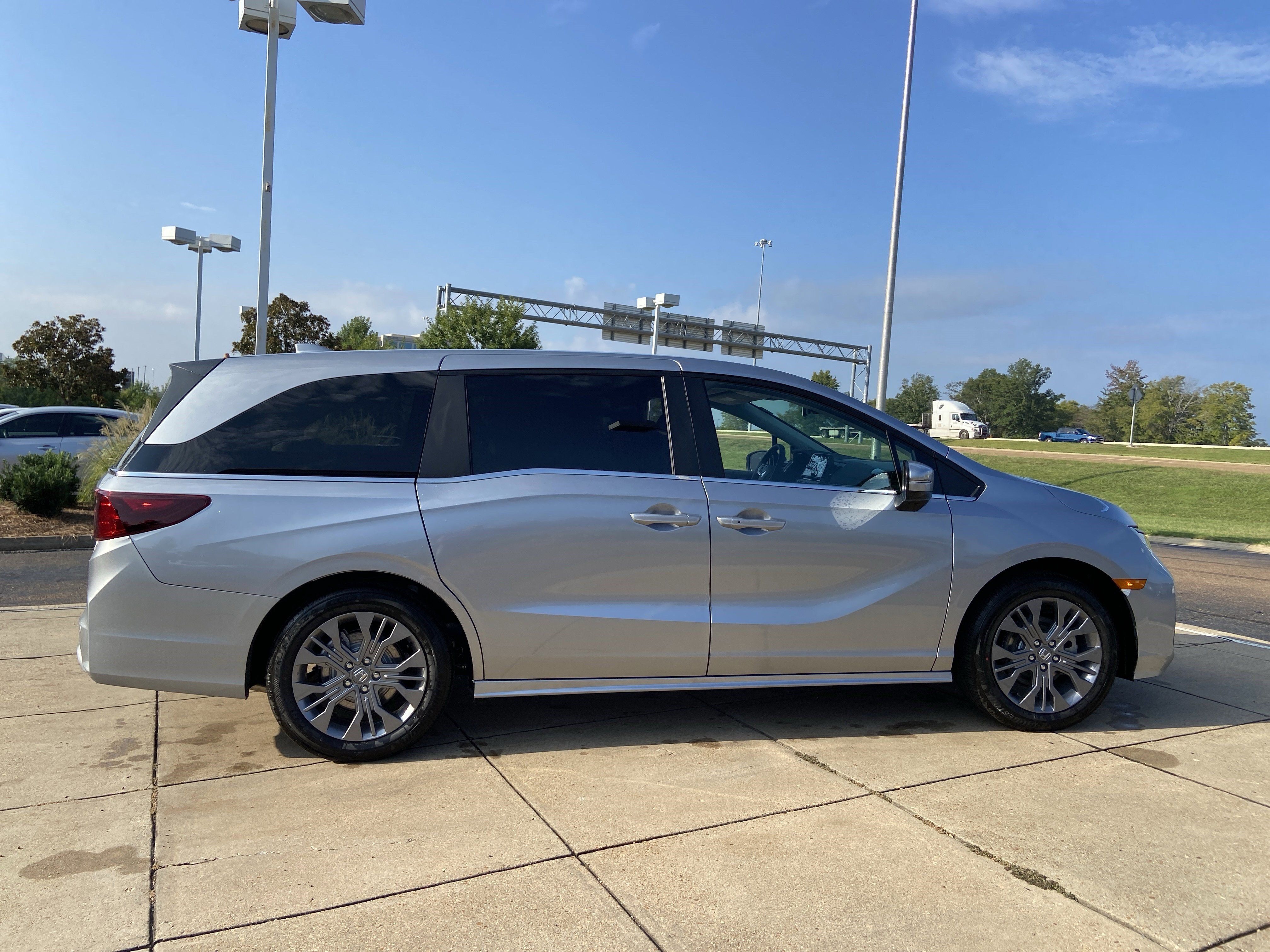 New 2026 Honda Odyssey Touring image 11