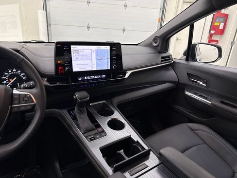 Used 2022 Toyota Sienna XLE Woodland Edition AWD/4WD image 15