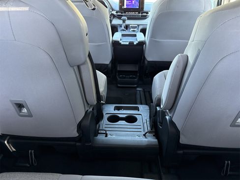 Used 2025 Toyota Sienna LE image 35