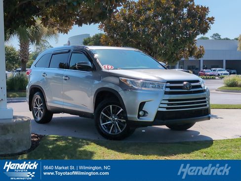 Used 2019 Toyota Highlander XLE AWD/4WD image 1