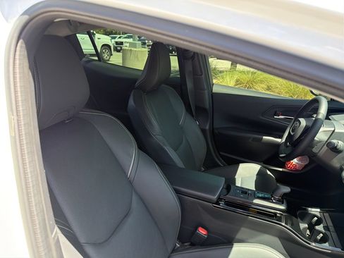 Used 2025 Toyota Prius FWD image 37