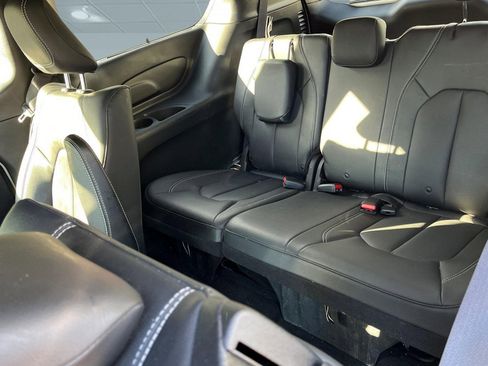 Used 2020 Chrysler Pacifica Touring-L w/ S Appearance Package image 11