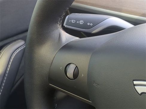 Used 2022 Tesla Model Y Long Range image 28