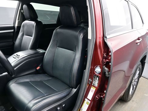Used 2017 Toyota Highlander XLE image 12