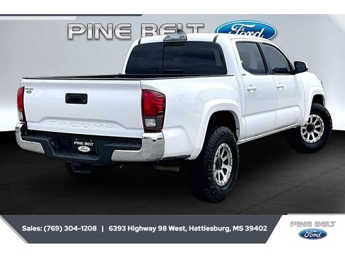 Used 2018 Toyota Tacoma SR5 RWD image 11