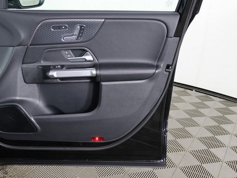 Used 2025 Mercedes-Benz GLB 250 4MATIC image 21