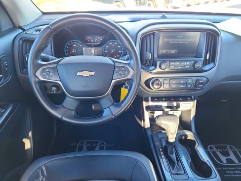 Used 2017 Chevrolet Colorado Z71 w/ Z71 Midnight Edition image 12