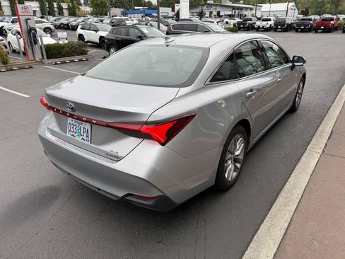 Used 2019 Toyota Avalon XLE w/ Moonroof Package FWD image 5