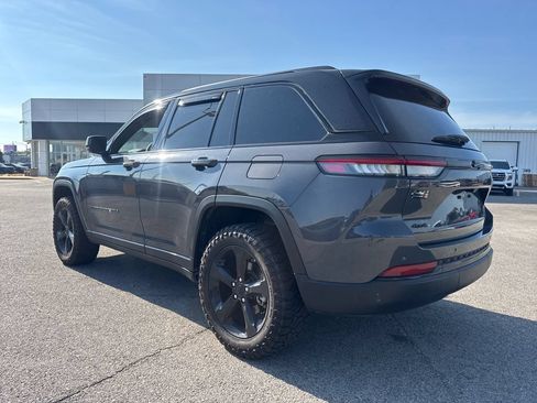 Used 2025 Jeep Grand Cherokee Altitude AWD/4WD image 4