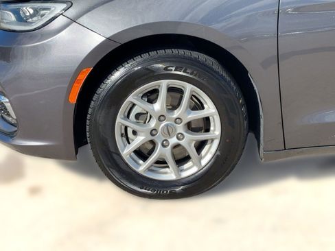 Used 2023 Chrysler Pacifica Touring-L image 12