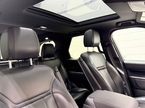 Used 2017 Land Rover Discovery SE image 48