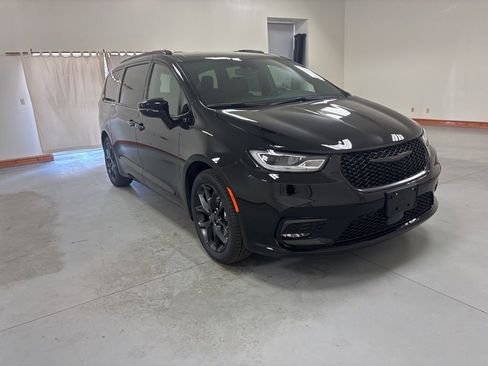 New 2026 Chrysler Pacifica Select image 2