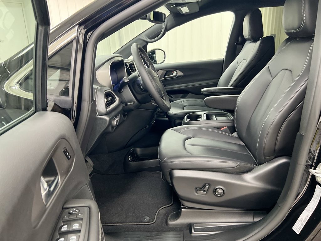 New 2027 Chrysler Pacifica Select w/ Family Tech Group AWD/4WD image 20