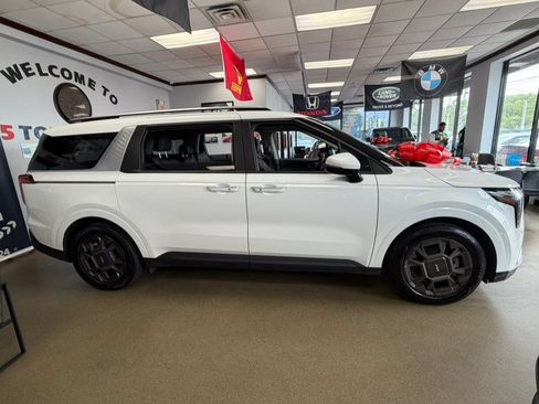 Used 2025 Kia Carnival EX FWD image 17
