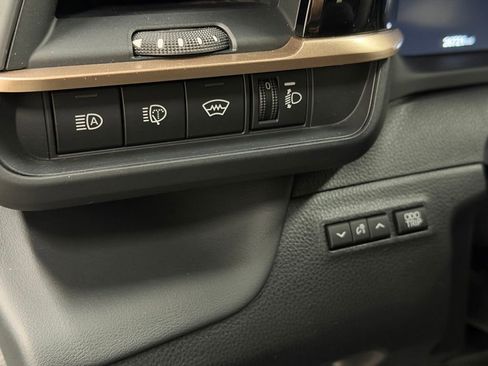 Used 2025 Toyota Crown Signia image 31